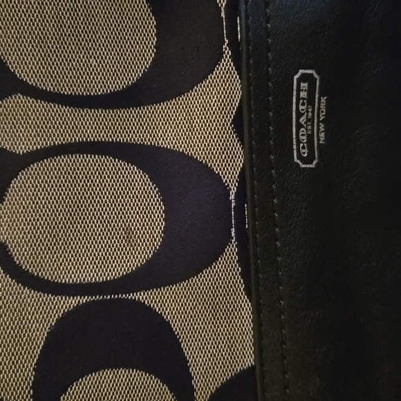 Coach 19354 Hamptons Weekend Signature Colorblock Medium Tote. - Picture 2 of 9